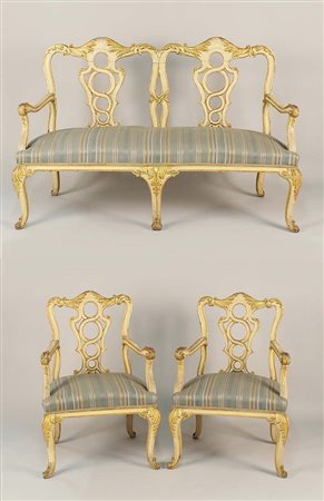 Salotto in legno laccato e dorato, composto da un divano e due poltrone con...