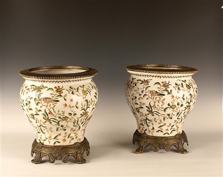 Coppia di cachepot in porcellana bianca e decorata in policromia con profili...