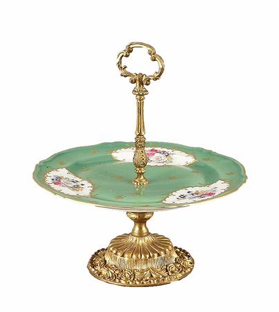 Alzata in porcellana dipinta in policromia e parzialmente dorata con sostegno...