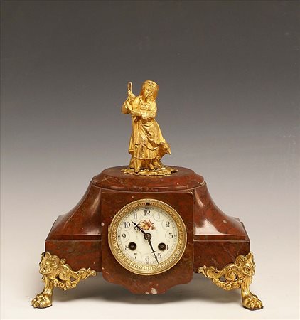 Orologio da camino in marmo rosso Francia con applicazioni in bronzo dorato,...