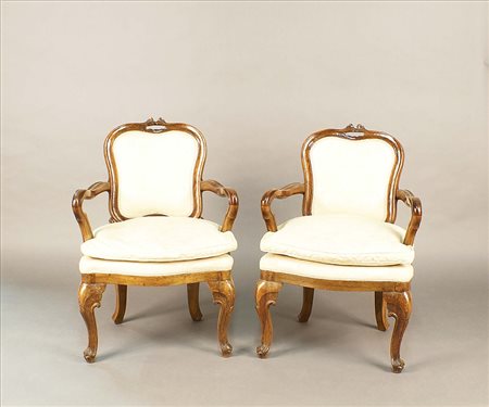 Coppia di poltroncine in noce, schienale e seduta rivestiti in tessuto,...