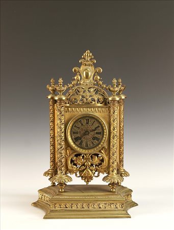 Pendola da camino in bronzo dorato di linea architettonica, quadrante...