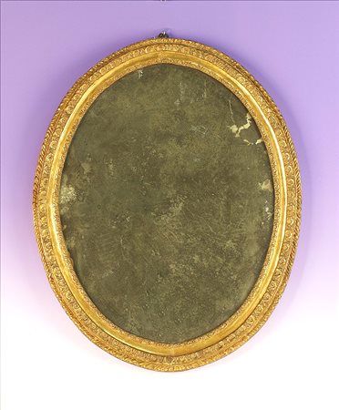 Specchiera ovale in legno dorato ed intagliato, fine del XIX secolo, cm. 66x51.