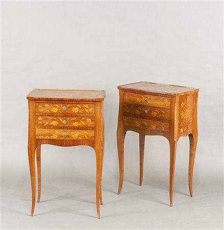 Coppia di comodini in bois de rose con intarsi a motivo floreale in legno di...