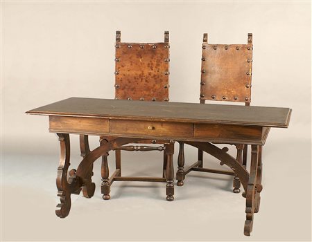 Tavolo scrittoio in noce, piano rettangolare con un cassetto sottostante,...