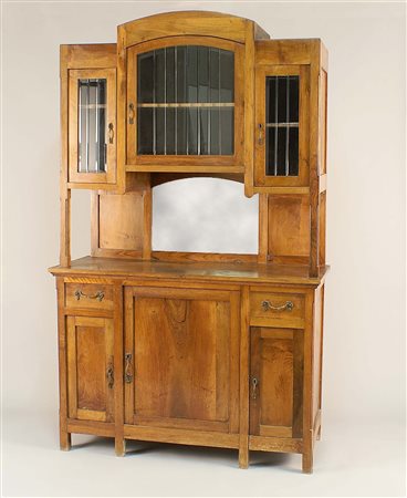 Credenza a due corpi in noce, parte superiore con tre sportelli in vetro...