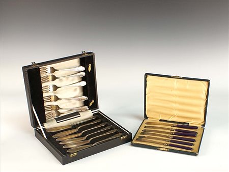 Lotto composto da un set di sei coltelli da burro in metallo con manici in...