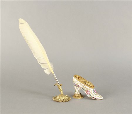 Lotto composto da un calamaio in porcellana a foggia di scarpetta e da un...