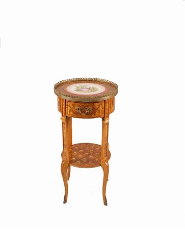 Gueridon in bois de rose intarsiato a motivo floreale in legni di frutto,...