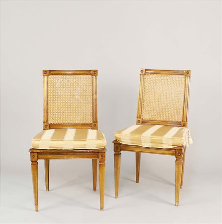 Quattro sedie in noce tanganica con schienali e sedute in paglia di Vienna,...