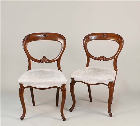 Coppia di sedie in mogano, schienale traforato e decorato a motivi di...