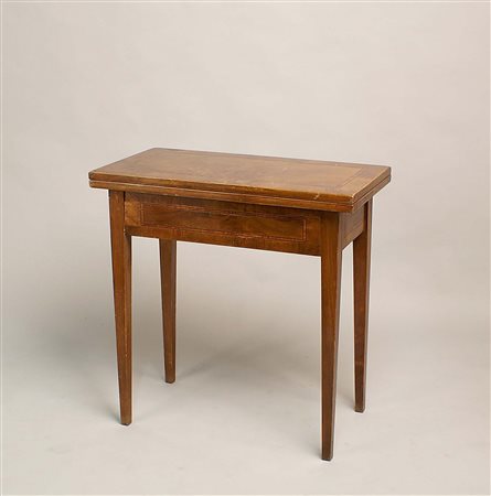 Tavolo da gioco in noce filettato in bois de rose, piano rettangolare...