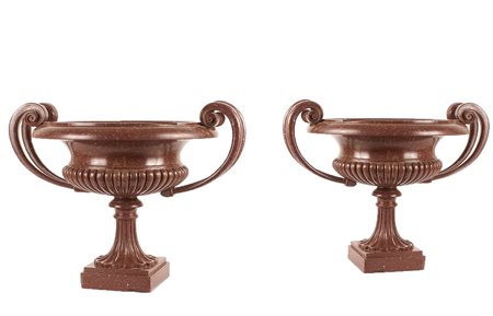 Coppia di grandi vasi in porfido con manici a voluta, baccellati sul corpo e...