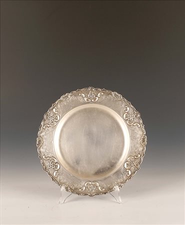 Piatto circolare in argento con profilo sbalzato ed inciso, gr. 565, d. cm. 30.