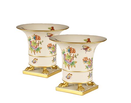 Coppia di vasi in porcellana bianca e decorata a policromia a motivi floreali...