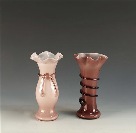 Lotto composto da due piccoli vasi in vetro nelle tonalità del rosa e del...