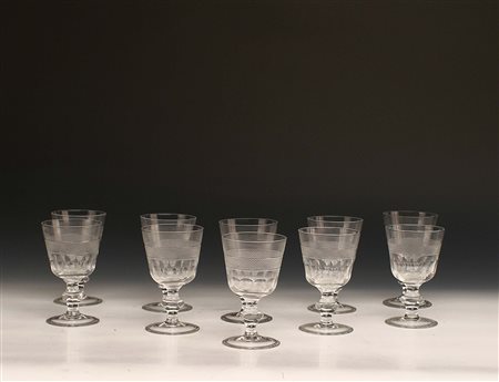 Lotto composto da dieci bicchieri da liquore in vetro inciso.