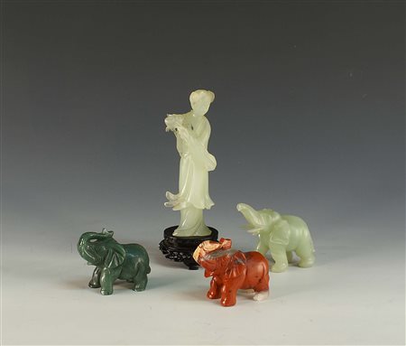 Lotto composto da quattro oggetti in pietre dure, fogge e misure diverse.