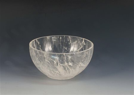 Bowl in cristallo di rocca, h. cm. 15, d. cm. 18,5 (rotture).