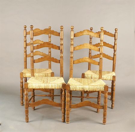 Quattro sedie in noce, schienale traforato e sedute in paglia, h. cm. 110.