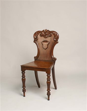 Sedia in noce con schienale sagomato ed intagliato, fine del XIX secolo, h....