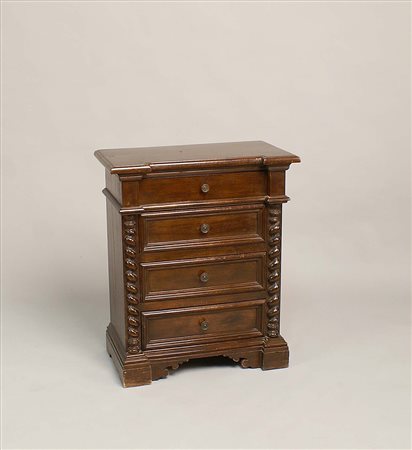 Piccola commode in noce, piano rettangolare, fronte a quattro cassetti...