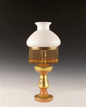 Lampada in opalina rosa e parzialmente dorata, con relativo cappello in...