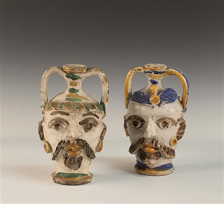 Coppia di caraffe in maiolica dipinta in policromia, a raffigurare personaggi...