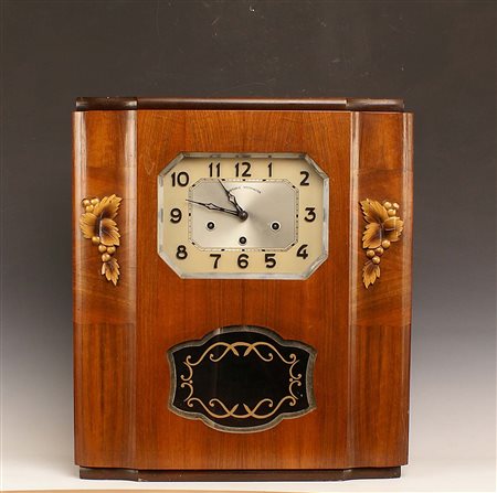 Pendola in noce con inserti in legno intagliato di linea squadrata, anni 40,...