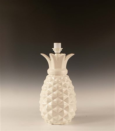Lampada da tavolo in ceramica, smaltata bianca a motivo di ananas, anni...