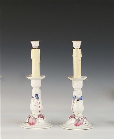 Coppia di abat jour in porcellana bianca e decorata a policromia, vecchia...