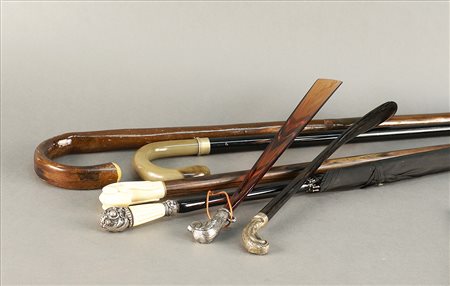 Lotto composto da tre bastoni da passeggio, un ombrello e due calzanti con...