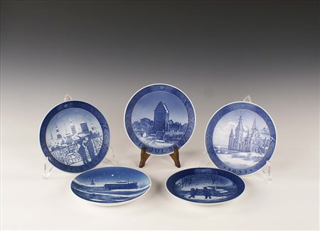 Lotto composto da cinque piattini in porcellana blu cobalto di cui quattro...