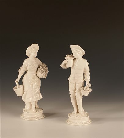 Coppia di figure in porcellana bianca smaltata, raffiguranti contadini...