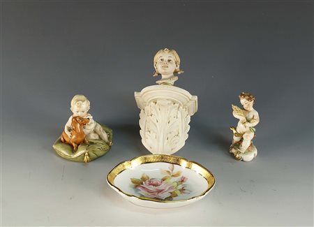 Lotto composto da quattro oggetti in porcellana e terracotta policroma, fogge...