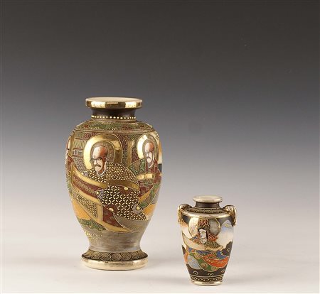 Coppia di vasi in terracotta dipinta a policromia e parzialmente dorata,...