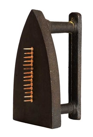 MAN RAY (1890 - 1976) Cadeau 1921 - 1974 Multiplo in bronzo con patina...