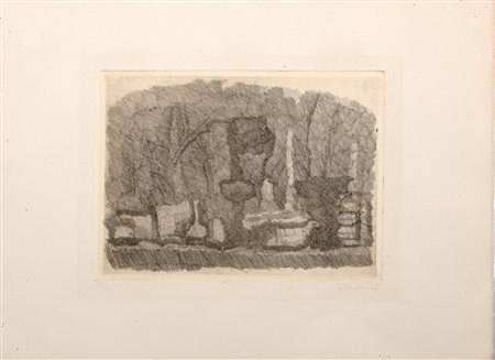 MORANDI GIORGIO (1890 - 1964) Natura morta di vasi, bottiglie ecc. su un...