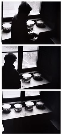 NICOLA DE MARIA 1954 Prendere, 1975 Serie di tre elementi, 3 fotografie b/n,...