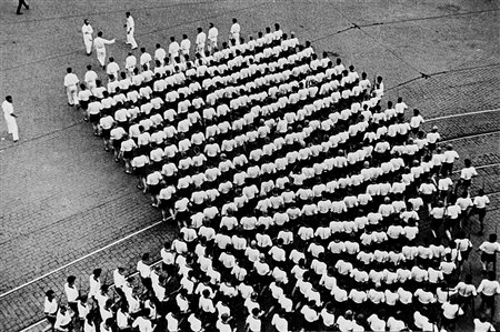 ALEKSANDR RODCENKO (1981 - 1956)Parata sportiva 1929Stampa fotografica alla...