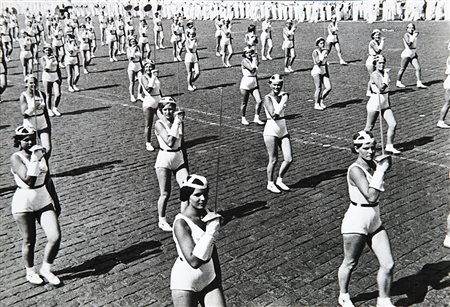 ALEKSANDR RODCENKO (1981 - 1956)Parata di spadaccine, Piazza Rossa 1929Stampa...