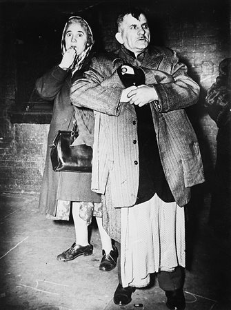 WEEGEE (1899 - 1968)A couple driven out from the burning tenement 1944Stampa...