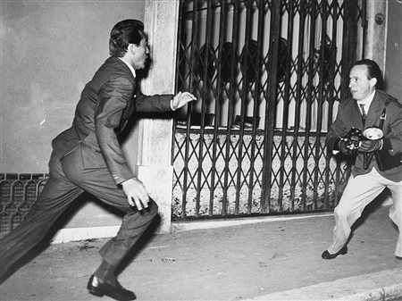 Elio Sorci (1932 - 2013)Walter Chiari insegue Tazio Secchiaroli 1957Stampa...