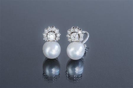 Orecchini in oro bianco 18kt con due perle periformi coltivate 10.4mm. Due...