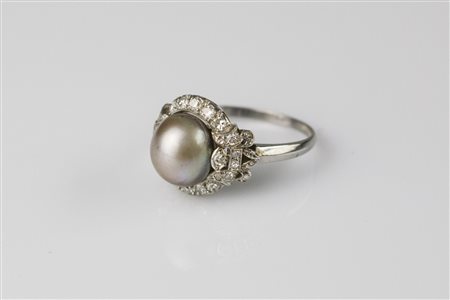 Anello in platino con perla e diamanti. . . Anello in platino, anni 20 circa,...