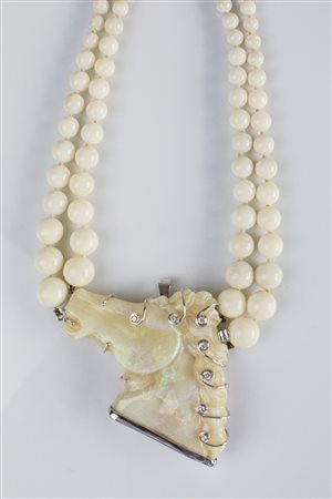 Collana in opale e diamanti. . . Collana di sfere di opale arlecchino con...