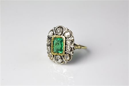 Anello in oro con smeraldo e diamanti. . . Anello in oro di grammi totali...