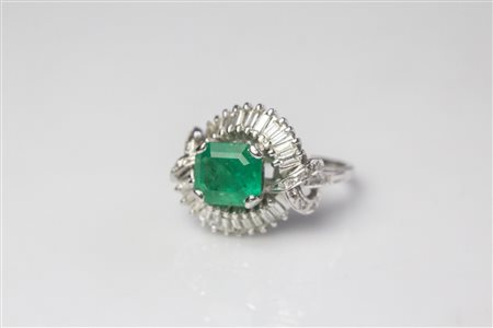 Anello in oro con diamanti e smeraldo. . . Anello in oro bianco di grammi...