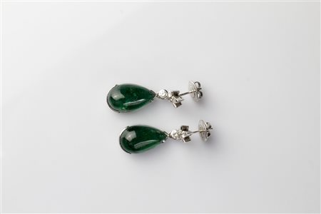 Orecchini in oro bianco 18kt. Smeraldi cabochon cts 3.8. Diamanti cts 0.92....