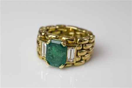 Anello in oro giallo con smeraldo e diamanti. -. . Anello in oro giallo 18kt...